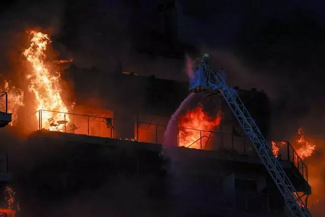 Espectacular incendi en un edifici de València