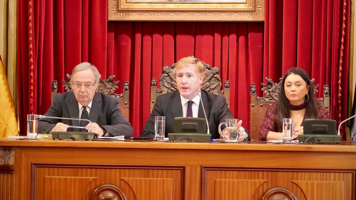 El alcalde de Badajoz, Ignacio Gragera, en el centro de la fotografía, durante el pleno ordinario de este miércoles.