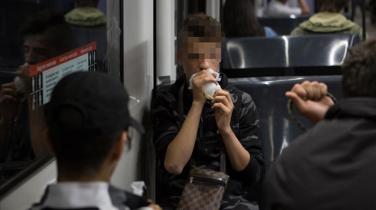 Dos jóvenes esnifan pegamento, en el metro de Barcelona, el pasado mes de mayo.