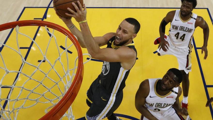 Stephen Curry y LeBron James conducen a los Warriors y a los Cavaliers hacia la victoria