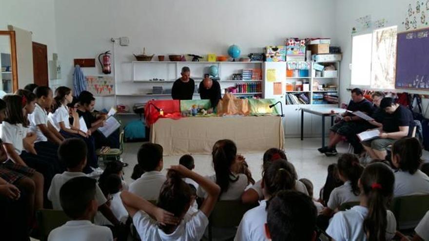 El grupo representa un teatro-cuento en un colegio de Alicante.