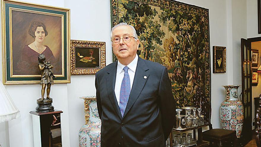 El doctor Manuel Herrera en su domicilio, el martes.