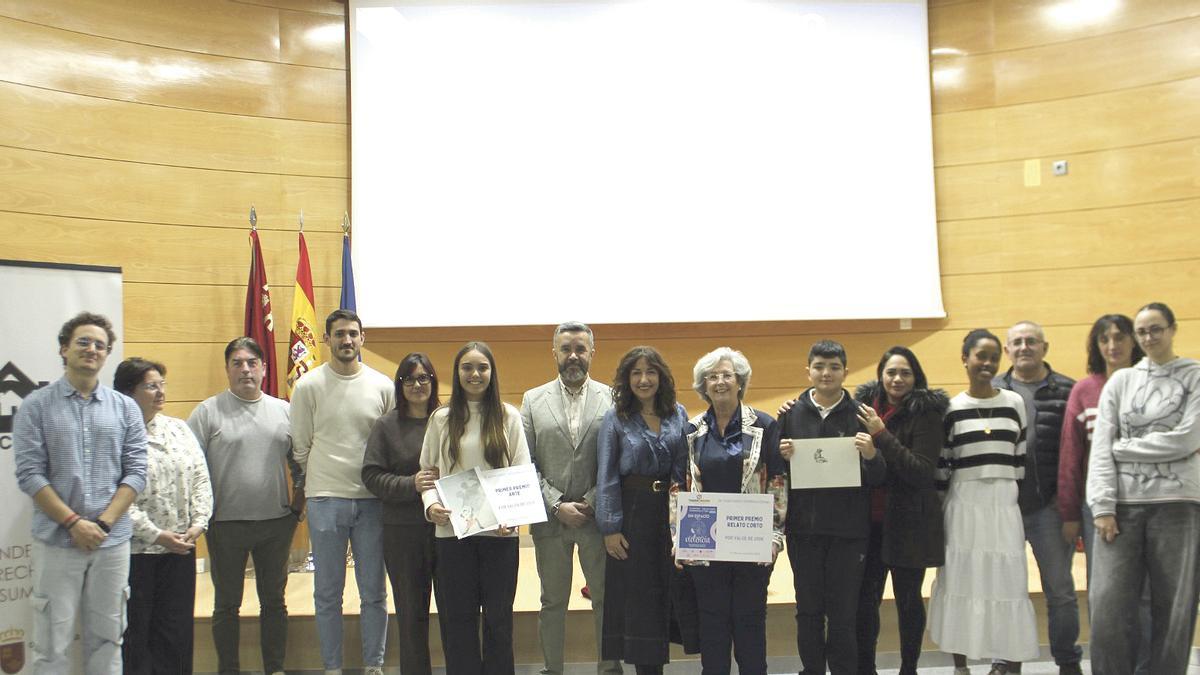 Foto de familia con los premiados en el IX Concurso Internacional de Relato Corto y Arte 'Educando contra la Violencia”