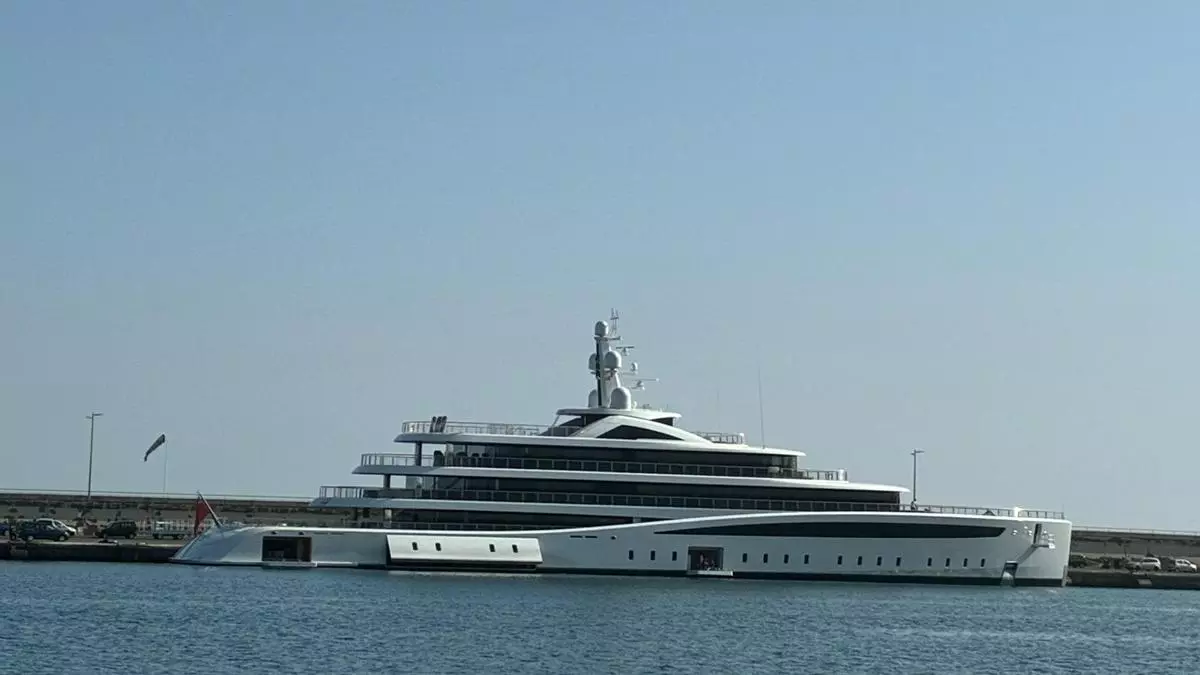 El puerto de Santa Cruz de Tenerife reúne algunos de los veleros y yates más espectaculares del mundo