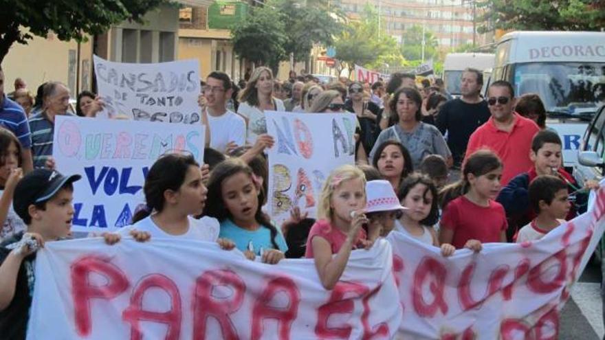 La comunidad escolar del Acequión se manifestó ayer para exigir el inicio de las obras de ampliación del centro.