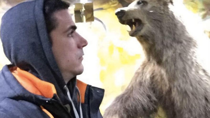 Suárez, con un oso disecado.