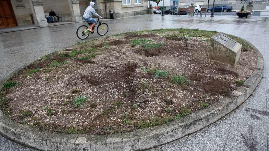 Estado en el que se encuentra la jardinera situada a las puertas del consistorio. // Bernabé/Cris M.V.