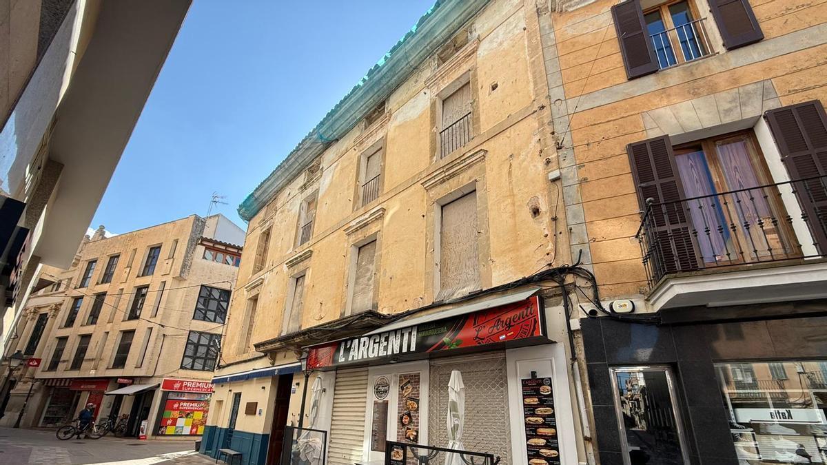 FOTOS | El edificio desalojado de Manacor por riesgo de colapso, en imágenes