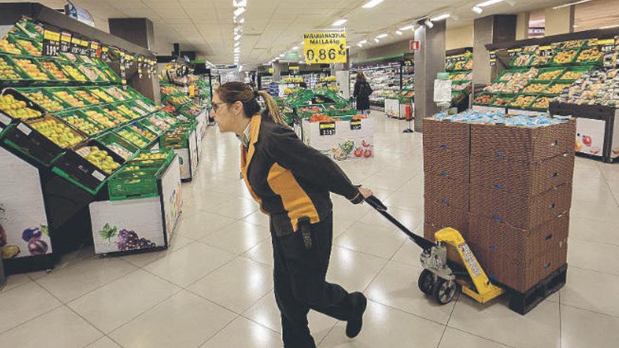 Una empleada transporta mercancía en el interior de una tienda de Mercadona en Canarias.