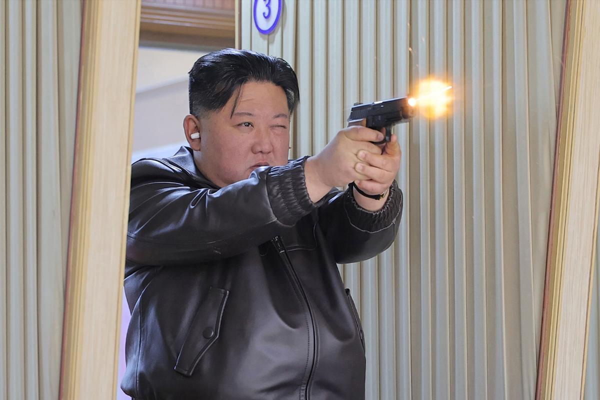 El líder norcoreano Kim Jong-un dispara una pistola en un campo de tiro mientras inspecciona una fábrica de armas ligeras y portátiles en un lugar no especificado.