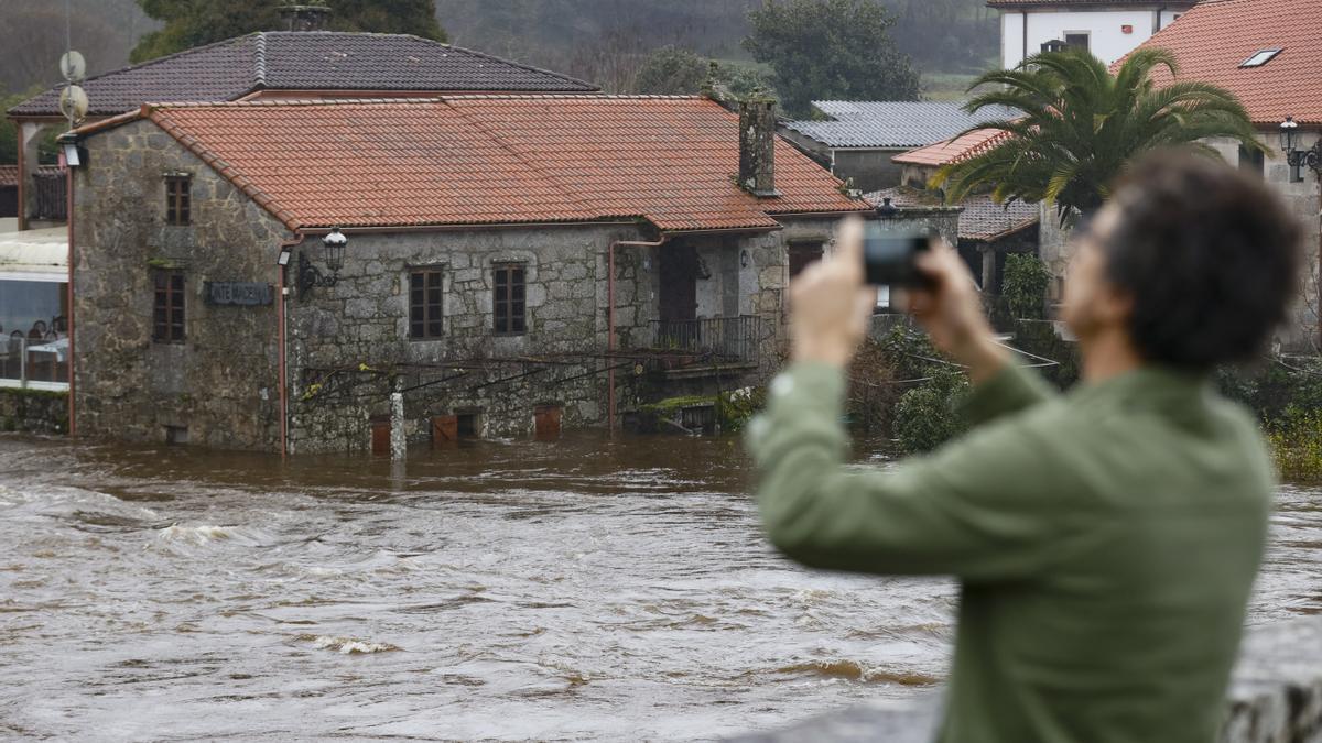 Un bajo inundado esta mañana en Ponte Maceira, con el desbordamiento del río Tambre.