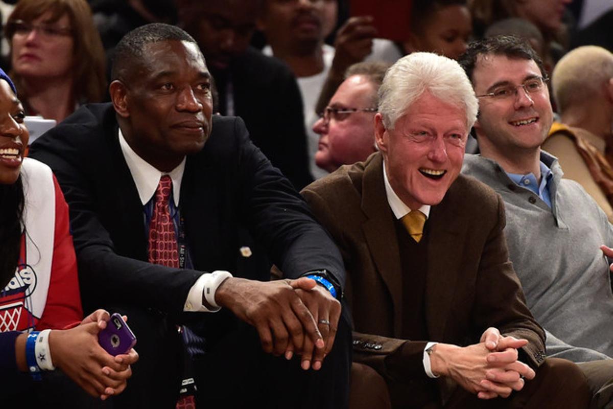 El legendario jugador de la NBA Dikembe Mutombo junto al expresidente Bill Clinton.