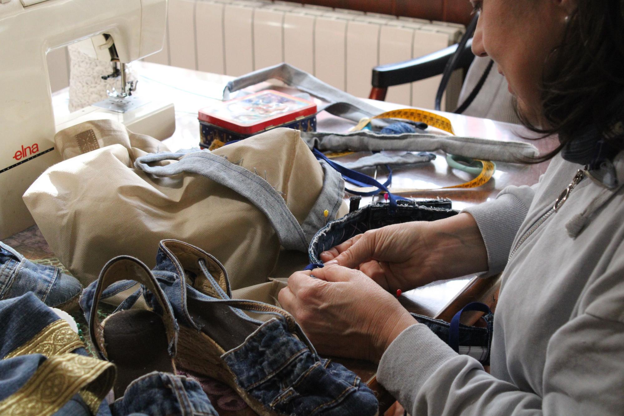 Rosa Montesa cosiendo la cintura, hecha con cinturas de pantalones.