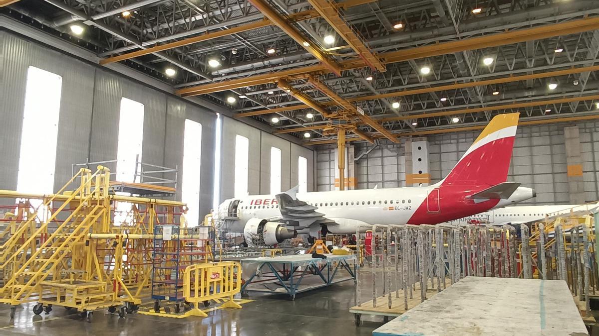 Un avión de Iberia en mantenimiento en el Hangar 6 de La Muñoza.