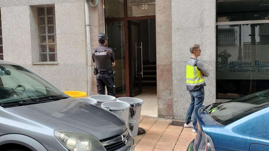 Hallan el cadáver de una anciana en un quinto piso de Oviedo tras precipitarse su hija por la ventana