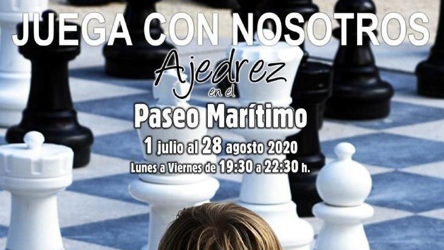 El Ayuntamiento de Estepona organiza partidas de ajedrez en los tableros gigantes del paseo marítimo durante el verano.