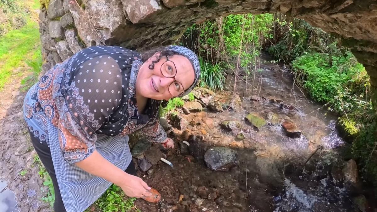 Tere enseñando cómo consigue agua.