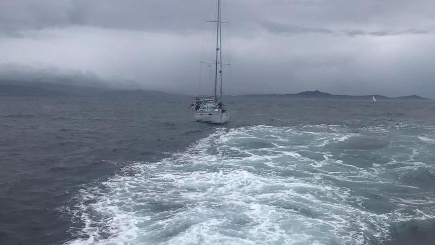 Remolcado un velero que sufrió un incendio en la ría de Muros