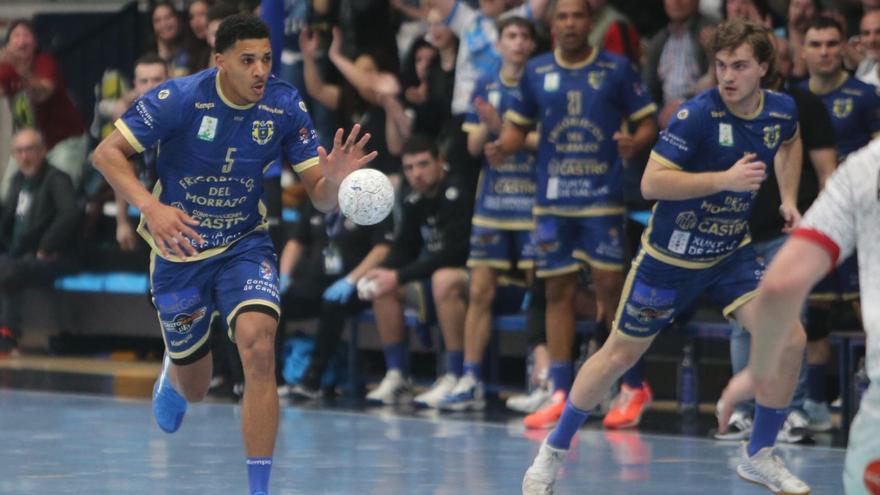 Andrade y Brais en una acción del partido del miércoles en Copa ante el Ademar León.