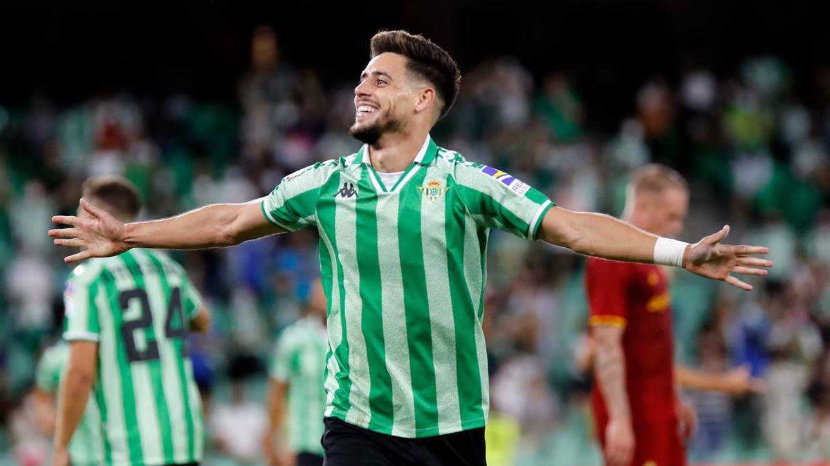 Álex Moreno celebrando un gol.