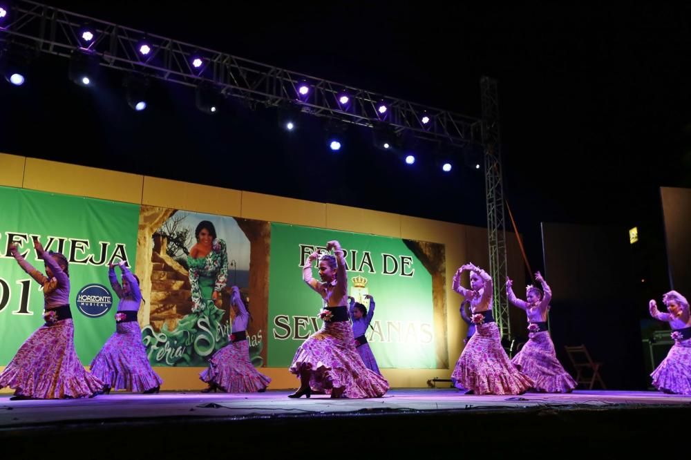 La Feria de Sevillanas 2017 comenzó anoche con una gran afluencia de público, actuaciones flamencas y de sevillanas, gastronomía y casetas, en el recinto portuario de Torrevieja