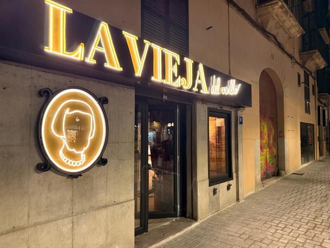La Vieja del Visillo: el nuevo bar restaurante de Palma con vajilla de la abuela y ambiente "disfrutón"