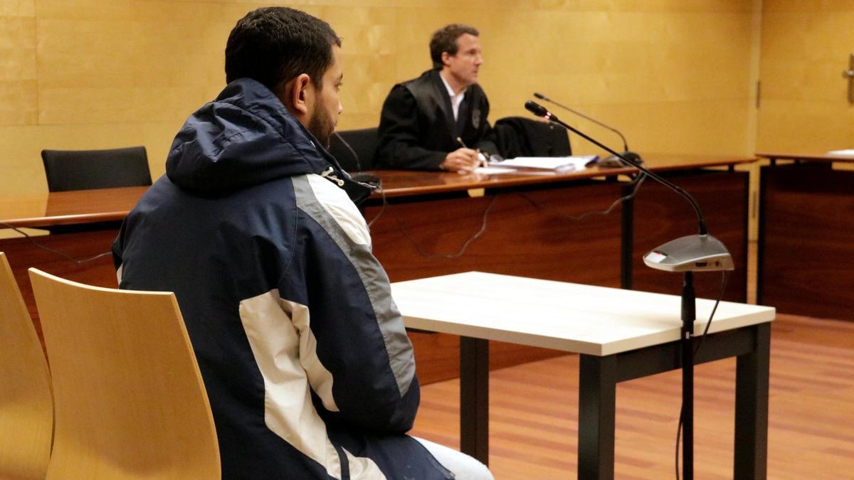 L'acusat de retenir una dona contra la seva voluntat en un pis de Girona.