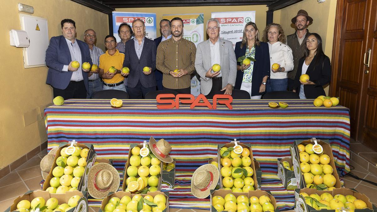 Firma del convenio de la naranja entre Spar Gran Canaria y los ocho agricultores de Telde