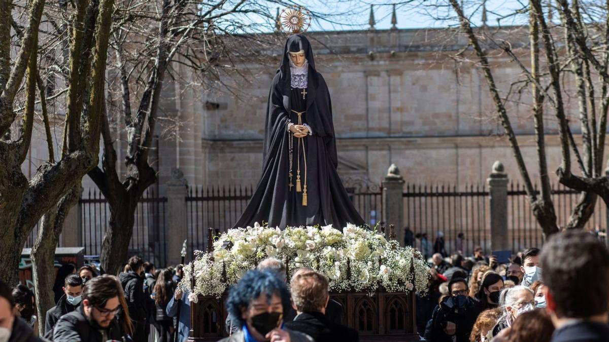 La imagen de la Soledad enfila el camino desde la Catedral de vuelta a su templo titular de San Juan, donde permanece todo el año expuesta. | Emilio Fraile