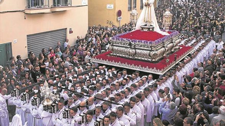 Málaga llama a la calma después de la estampida en una procesión