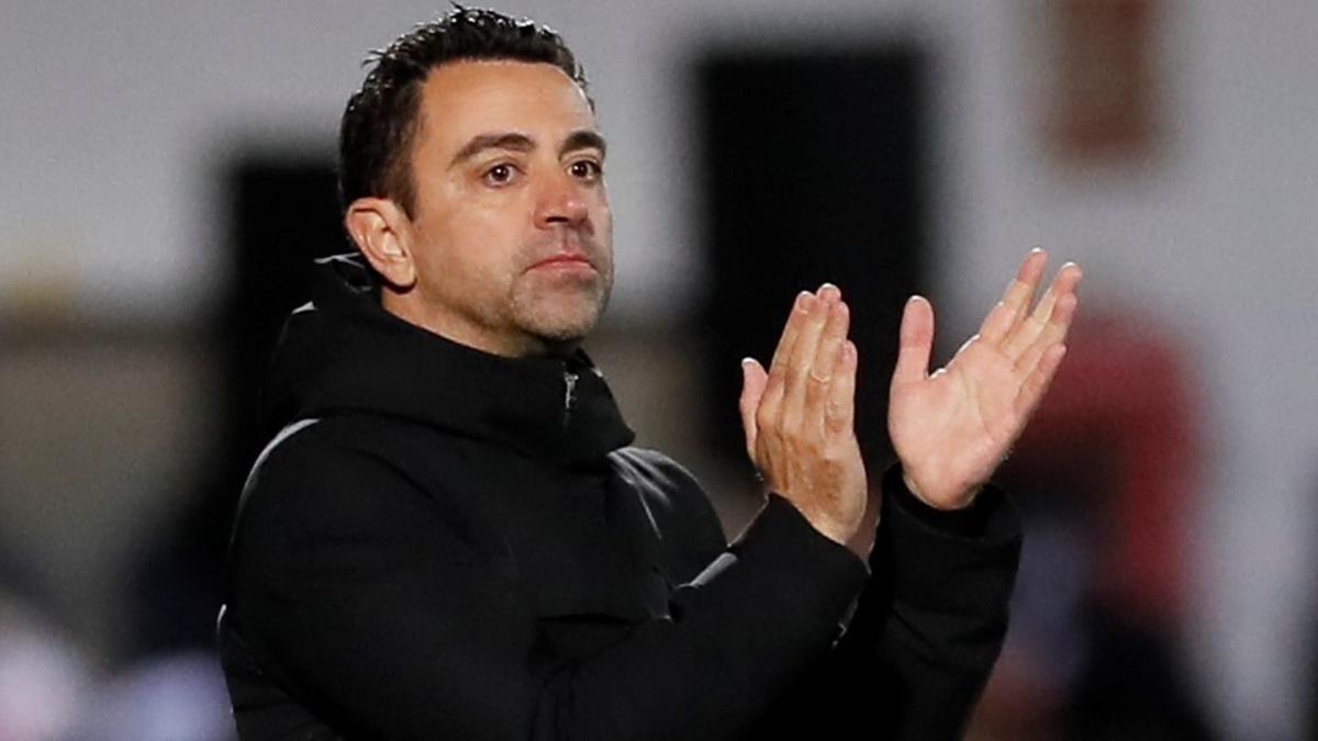 Xavi anima a los jugadores del Barça en Ceuta.