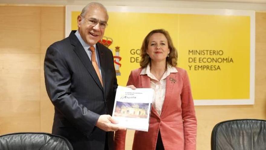 El president de l&#039;OCDE, Ángel Gurría, amb la ministra d&#039;Economia, Nadia Calviño.