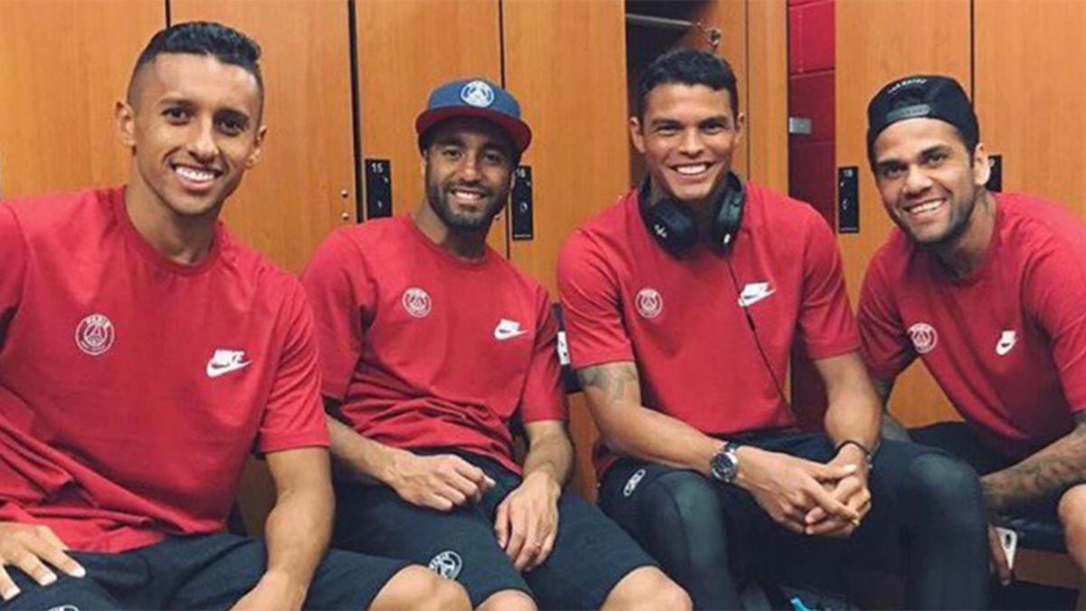 Los jugadores del PSG Marquinhos, Lucas Moura, Thiago Silva y Dani Alves