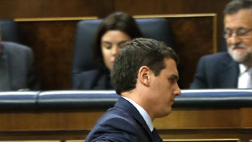 Albert Rivera pasa junto a la bancada del PP ayer en el debate de investidura.