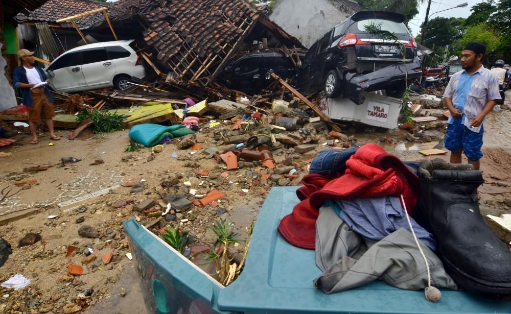 Tsunami amb desenes de víctimes a Indonèsia