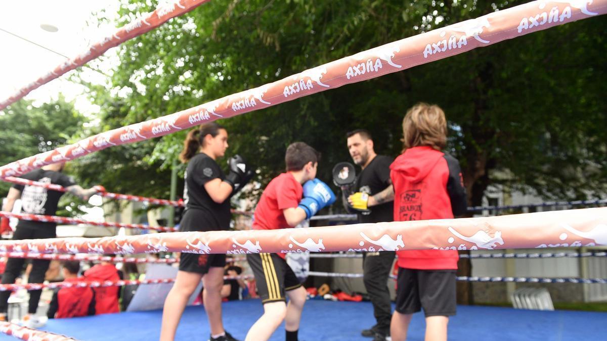 Niños practicando boxeo durante un día del Deporte en la Calle en el que participan las escuelas deportivas municipales.