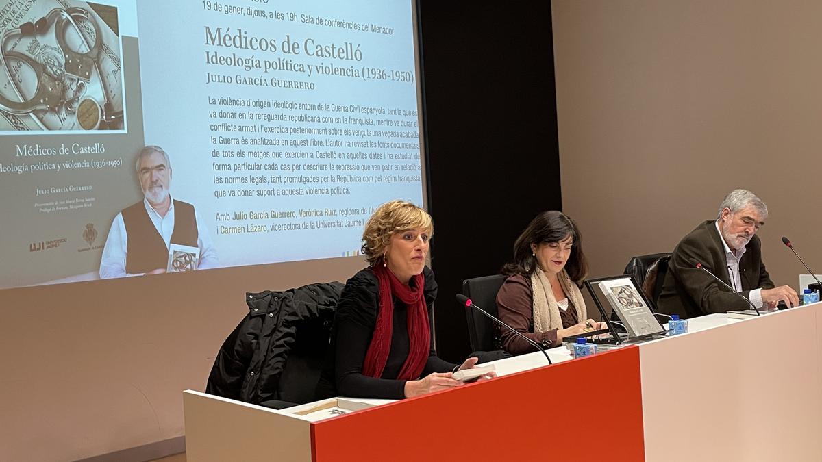 La concejala de Cultura, Verònica Ruiz, y la vicerrectora de la UJI, Carmen Lázaro, junto al autor en la presentación del libro.