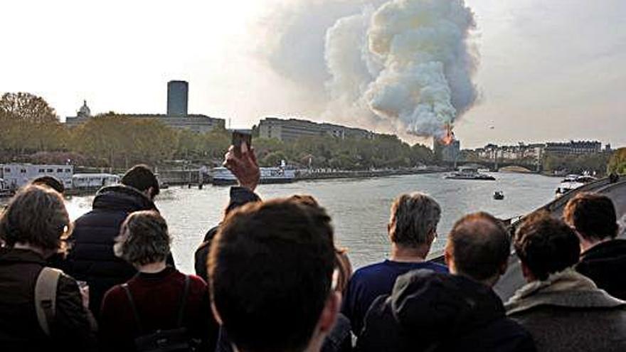 Testigos observan el incendio en Notre Dame desde la lejanía