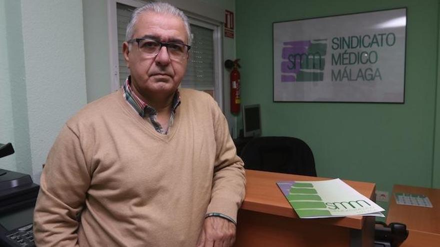 El presidente del Sindicato Médico, en la sede de la calle Joaquín Verdugo Landi.