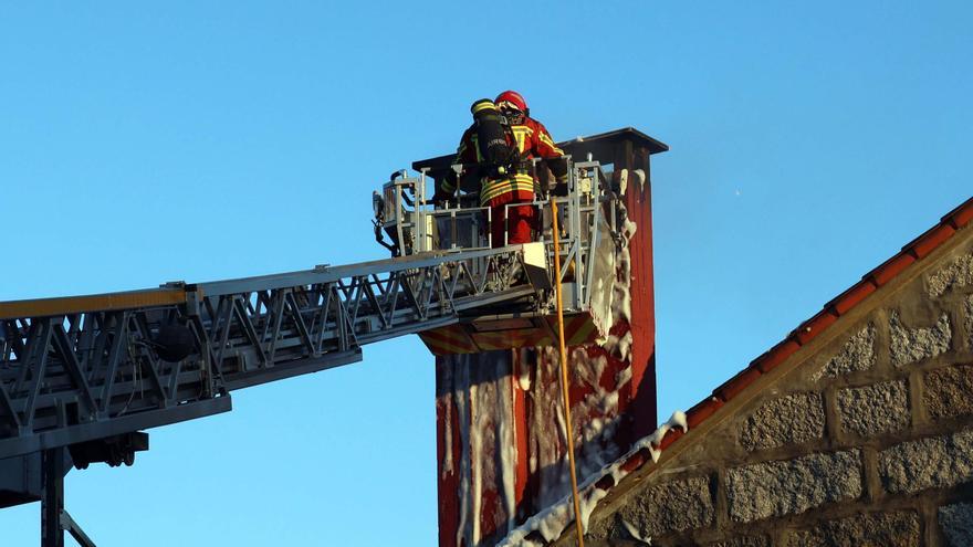Los bomberos sofocan un incendio en Sobradelo