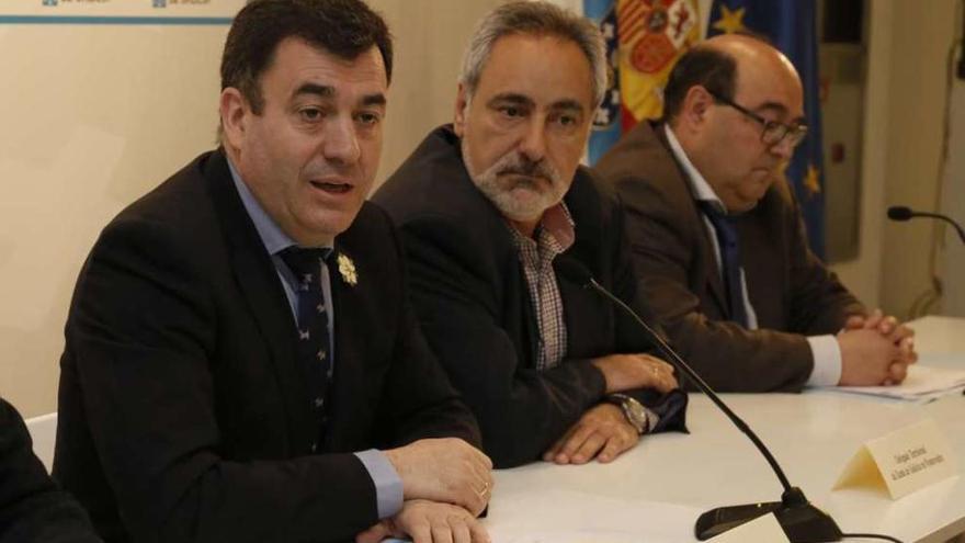 O conselleiro Román Rodríguez; o delegado da Xunta, José Manuel Cores, e César Pérez Ares. // FdV