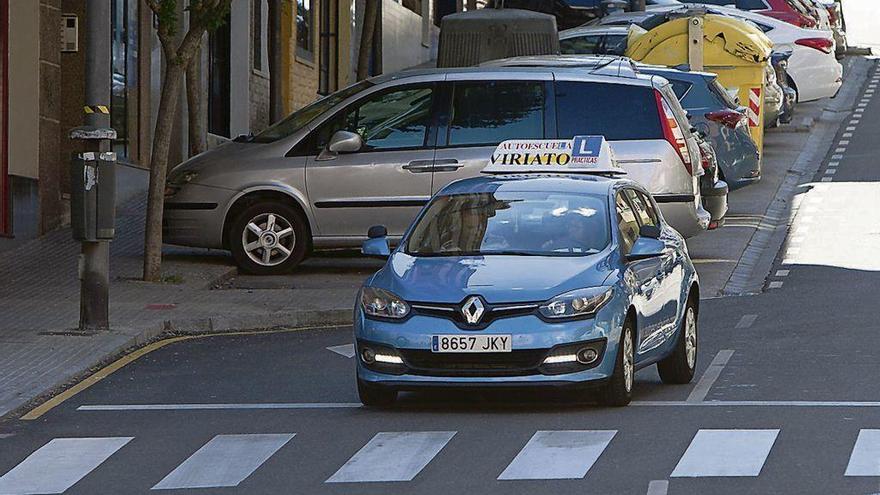 Un zamorano hace prácticas de conducir en el vehículo de una autoescuela en la capital.