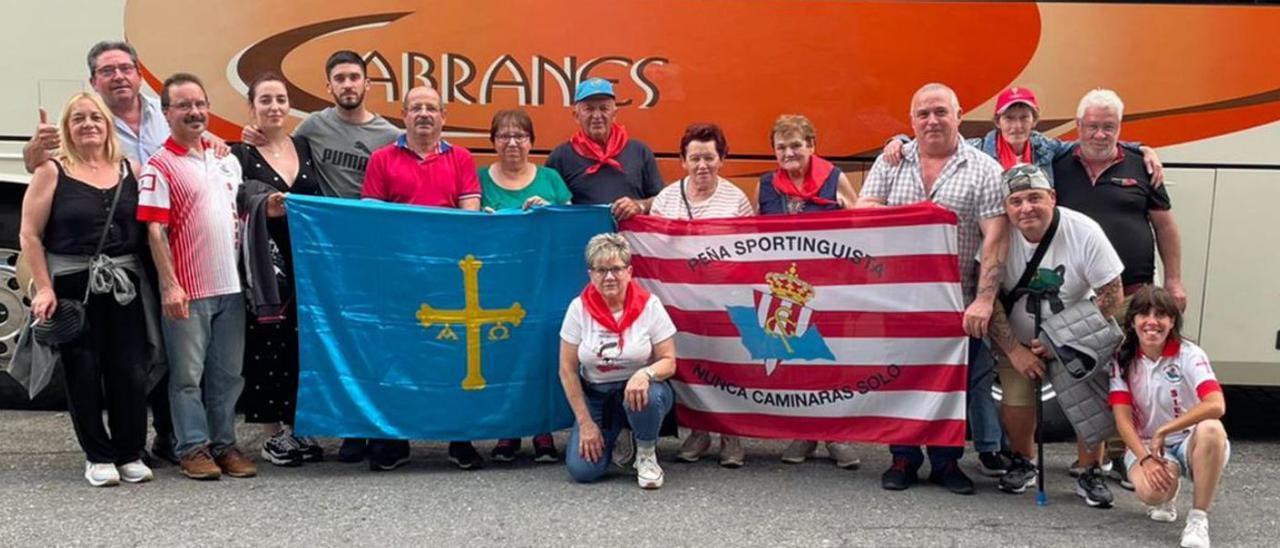 Integrantes de la peña sportinguista Nunca Caminarás Solo, durante la visita a Laciana. | H. M.