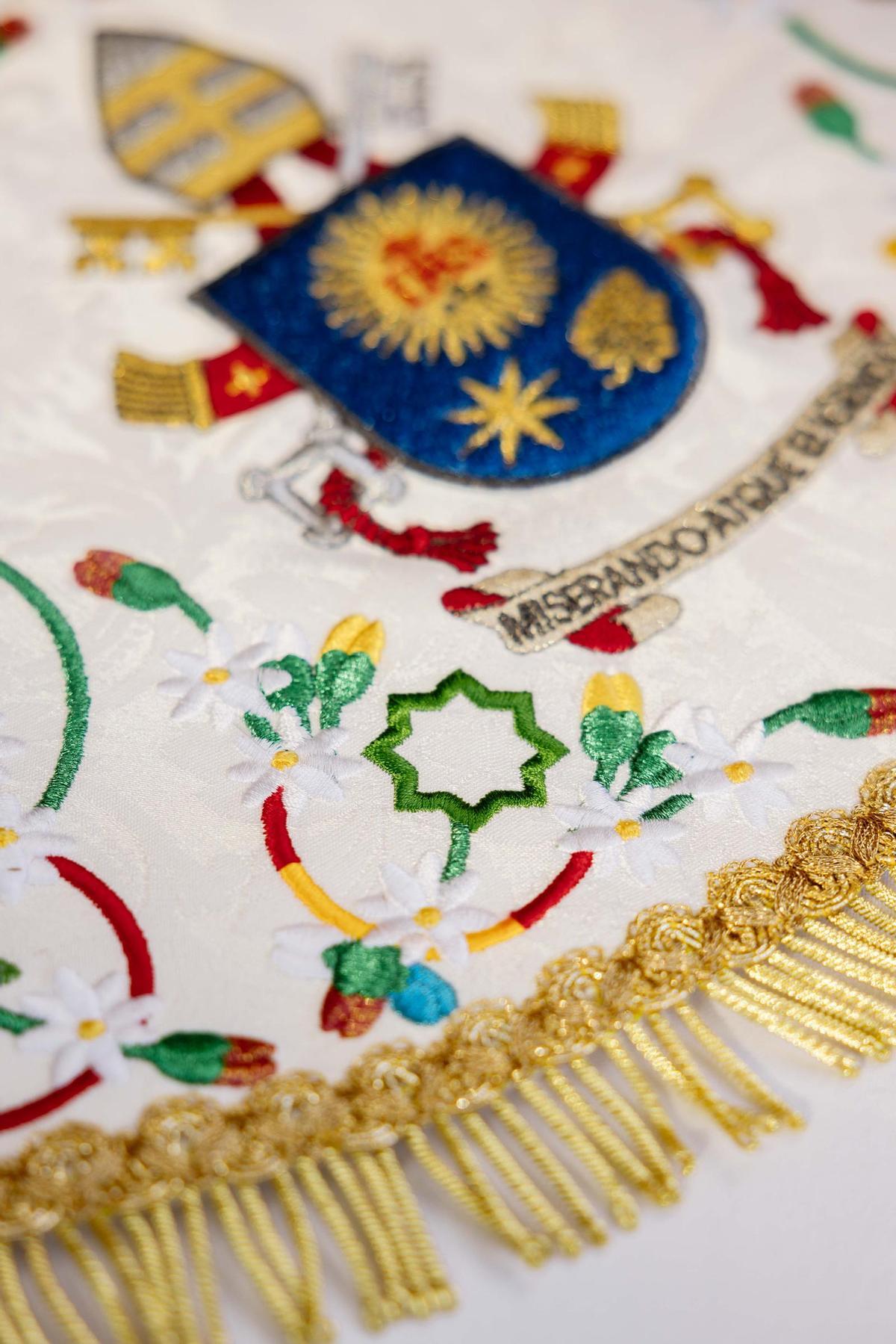 Manto regalado al Papa Francisco