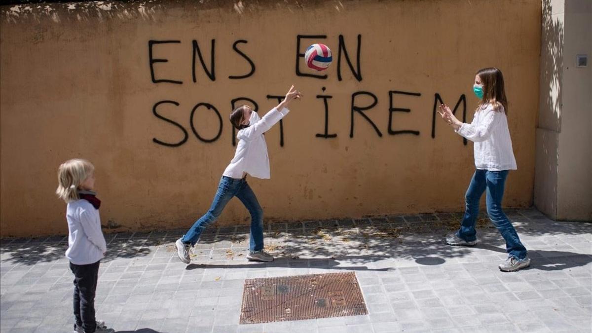 Unos niños juegan a la pelota en una calle de Barcelona, el domingo 26 de abril, primer día en que se permite la salida de los menores de 14 años durante el estado de alarma