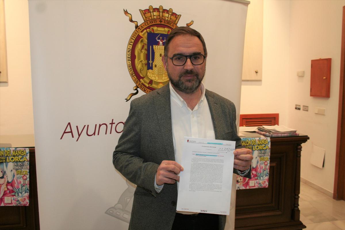 El alcalde, Diego José Mateos, mostraba poco después el documento de anuncio del estudio informativo de la autovía Lorca-Caravaca de la Comunidad Autónoma con fecha 22 de septiembre de 2009.