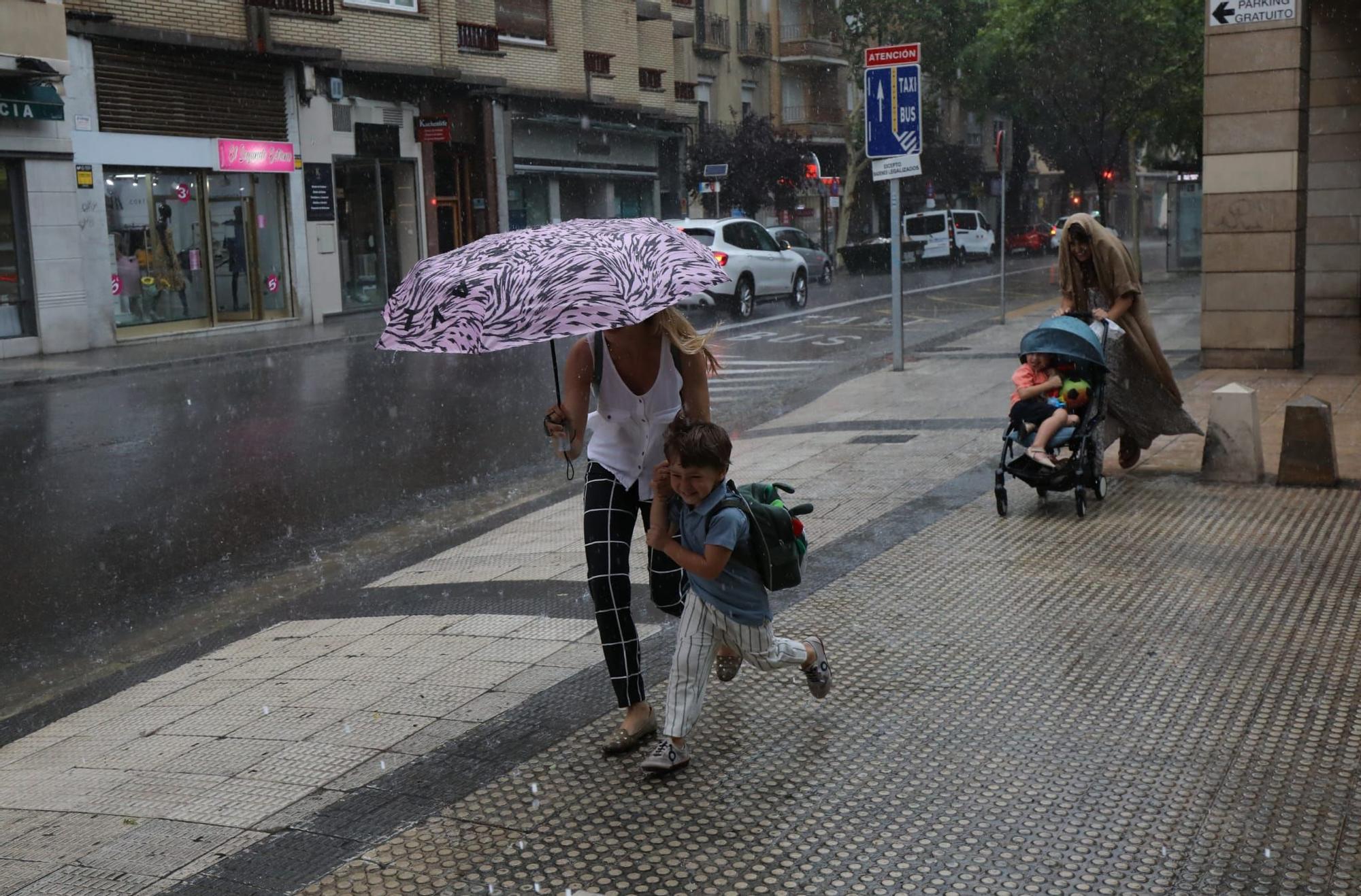 EN IMÁGENES | Así están las calles de Zaragoza por el tormentón de lluvia y granizo