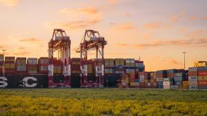 La terminal de contenidores Hutchison del Port de Barcelona con una portacontenedores atracado.