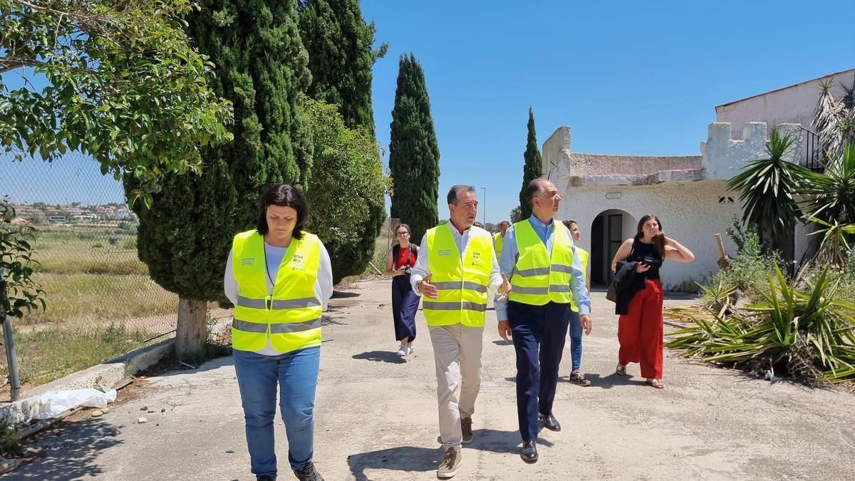 Visita del conseller de Emergencias, Valderrama, a Riba Roja de Túria, junto al alcalde Robert Raga.