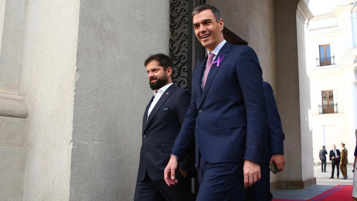 El presidente del Gobierno, Pedro Sánchez, junto al presidente del Chile, Gabriel Boric, este viernes durante su viaje institucional.